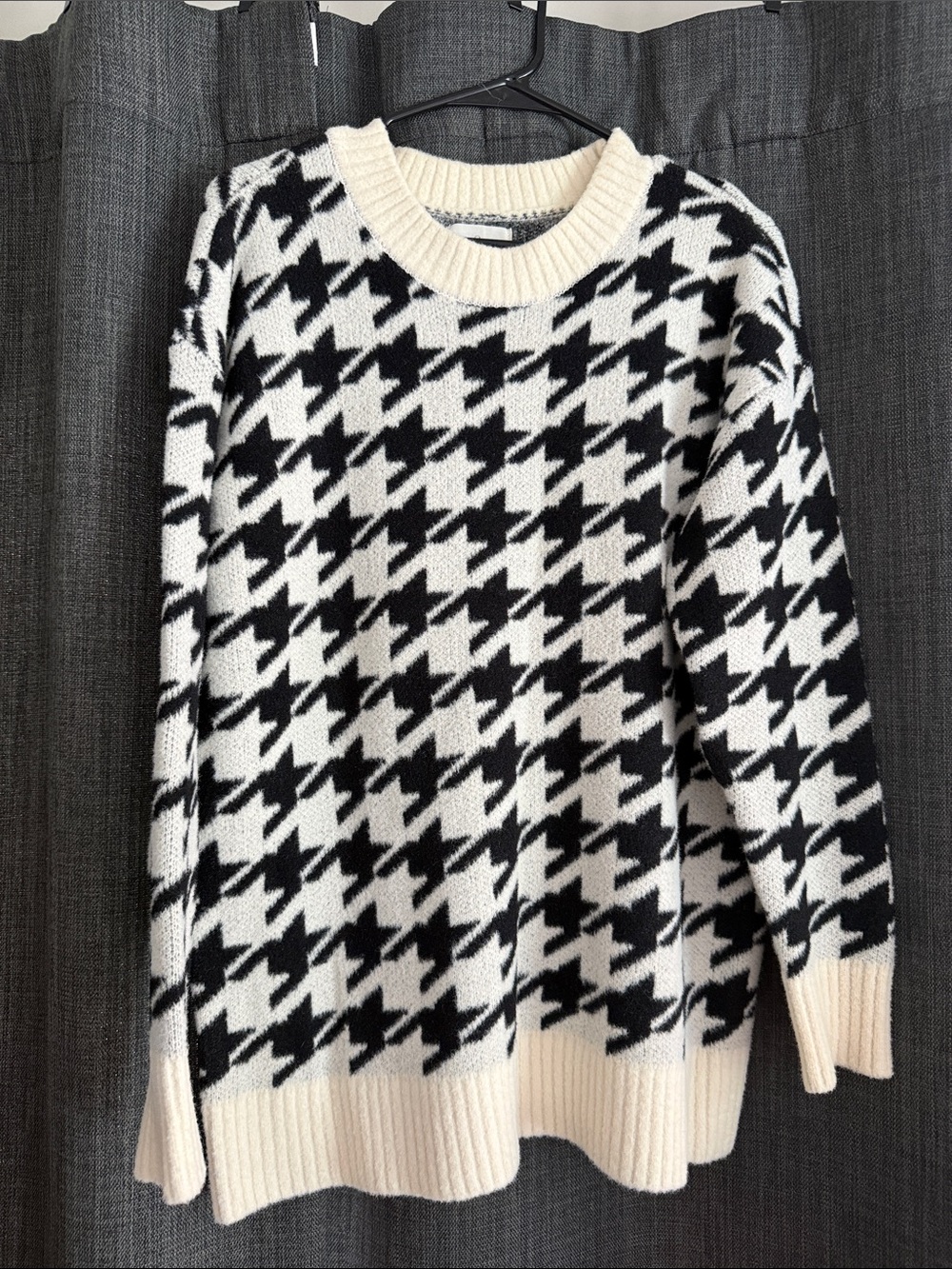 Lou & Grey Black and Cream Houndstooth Crewneck Sweater